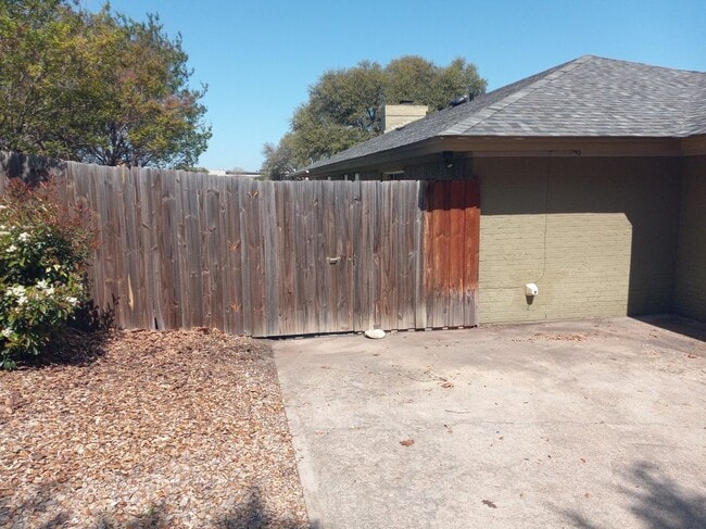 Photo - 5003 Ledgestone Dr Unit B