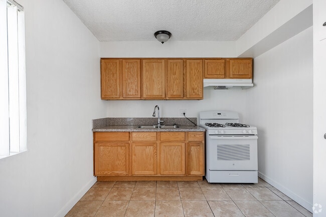 1BR, 1BA - 550SF - Kitchen