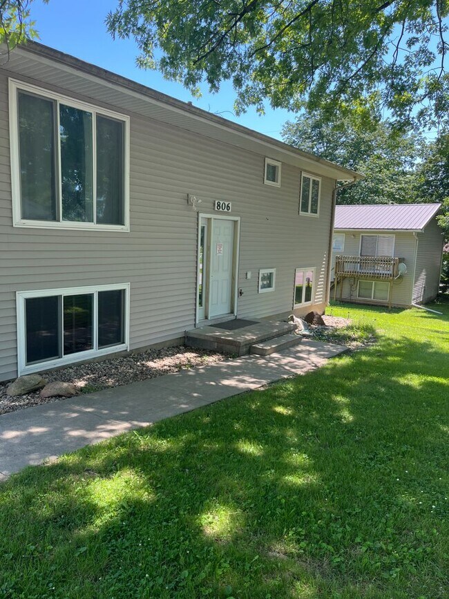 806 Cedar River Dr NW