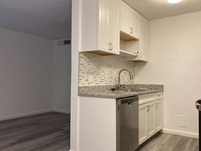 Photo - Recently Renovated 1BR! Lovely Kitchen, Bathroom! (Madison)