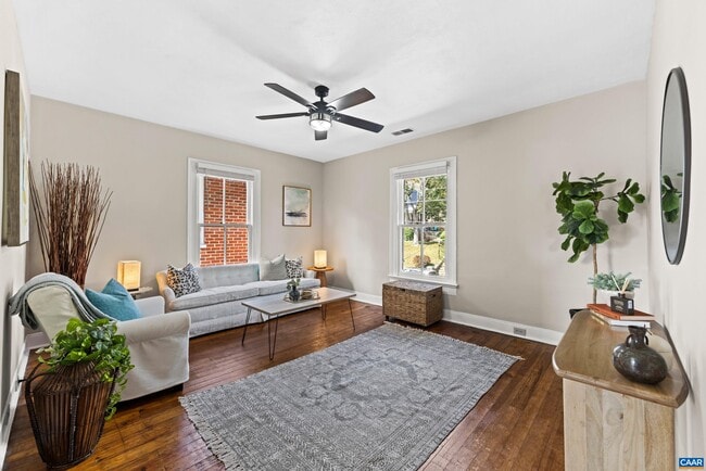 Photo - 830 W Beverley St