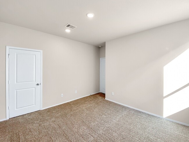Building Photo - 13067 Clear View Dr