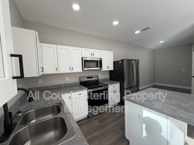 Building Photo - 1418 SE Magnolia Loop Unit 102