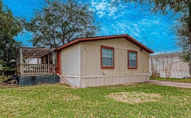 Building Photo - 1201 Pampas Ln