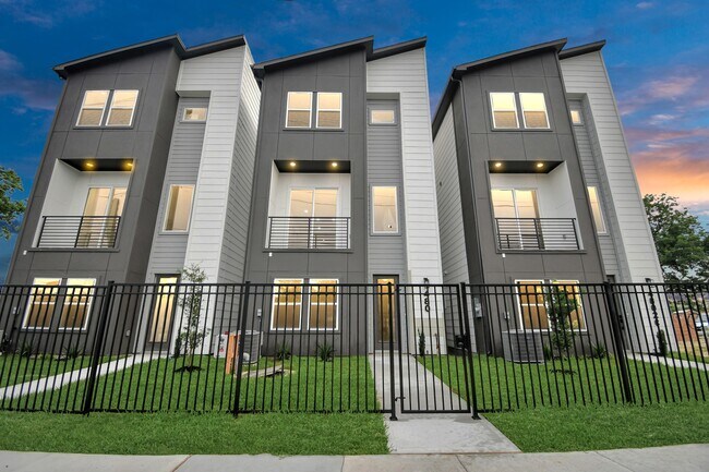Photo - 4802 Elysian St