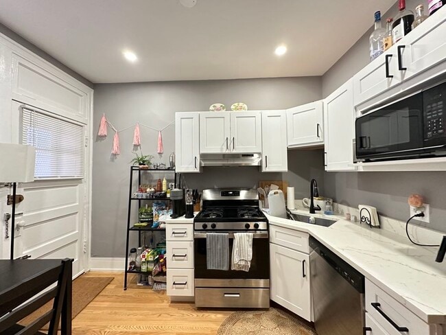 Photo - 629 W Cornelia Unit S4