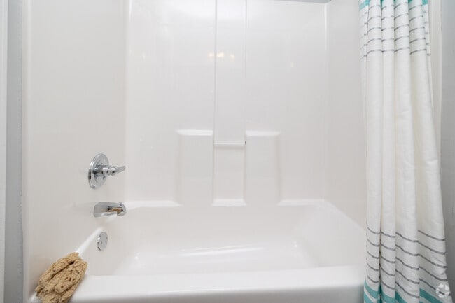 2BR, 2BA - 1,098SF - Bathroom