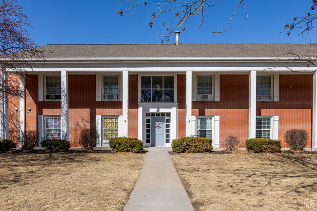 Colonial Plaza Apartments - Colonial Plaza Apartments