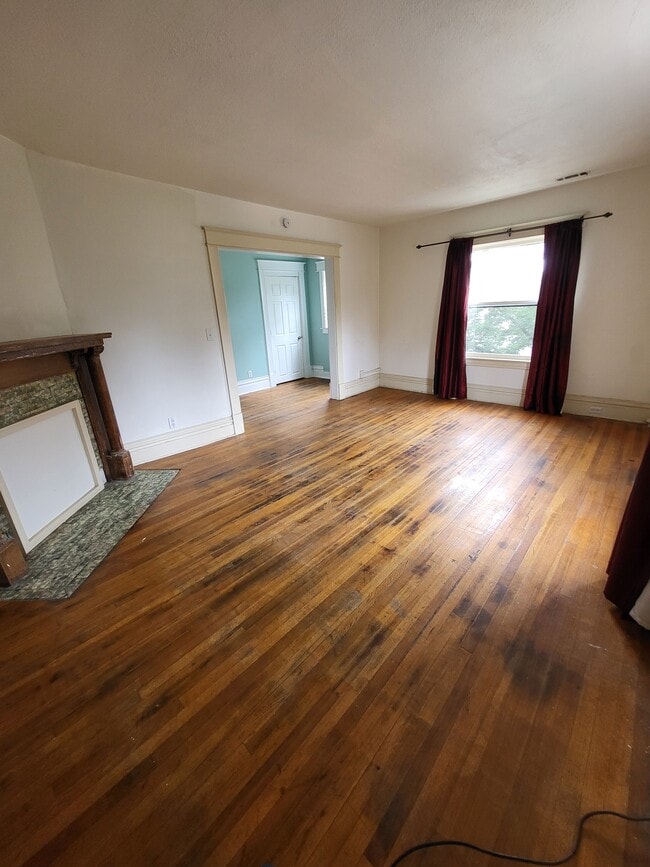 Living room facing north - 429 W Cedar St Unit 3