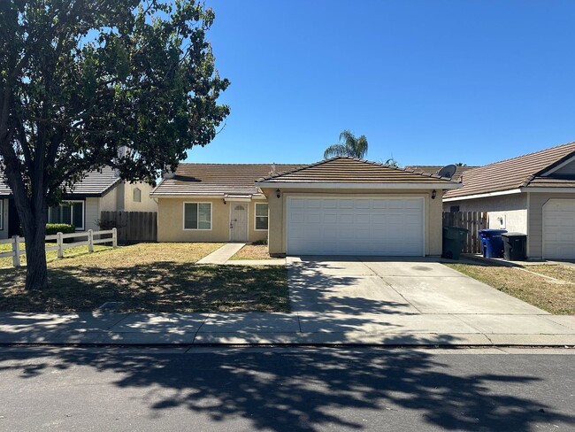 Building Photo - 4 Bedroom Single Family Home!
