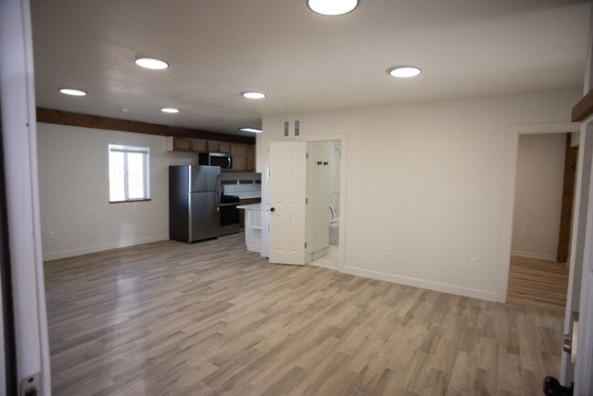 Building Photo - 5855 S View Rd