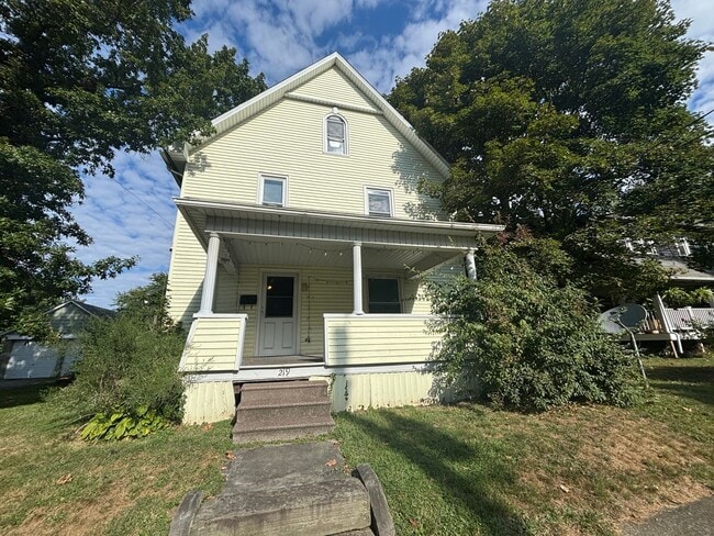 Massive Three Bedroom Home in Grove City - Massive Three Bedroom Home in Grove City