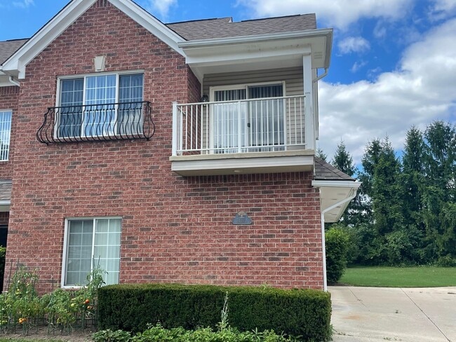 Shelby Twp 2-Bedroom,2-Bath, attached gara... - Shelby Twp 2-Bedroom,2-Bath, attached gara... Condo