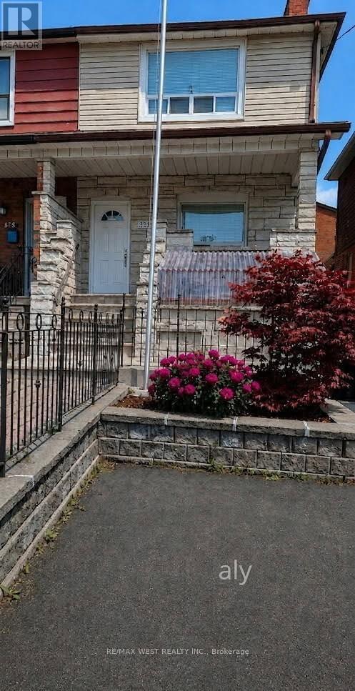 Photo - 321 Caledonia Rd