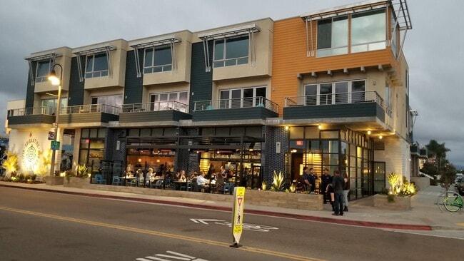 Building Photo - Water views! Less than a block from the ocean! 2 Bed 2.5 Bath Townhome!