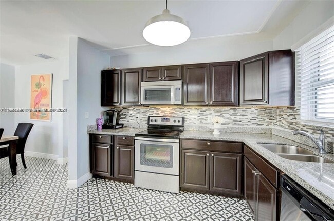 Photo - 1561 71st St