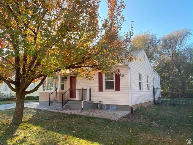 Building Photo - 354 S Brookside Dr