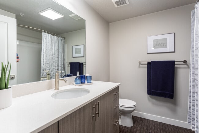 2BR, 1BA - 927 SF
