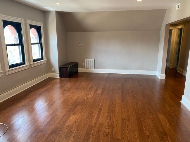 Living Room - 930 N Lincoln Ave