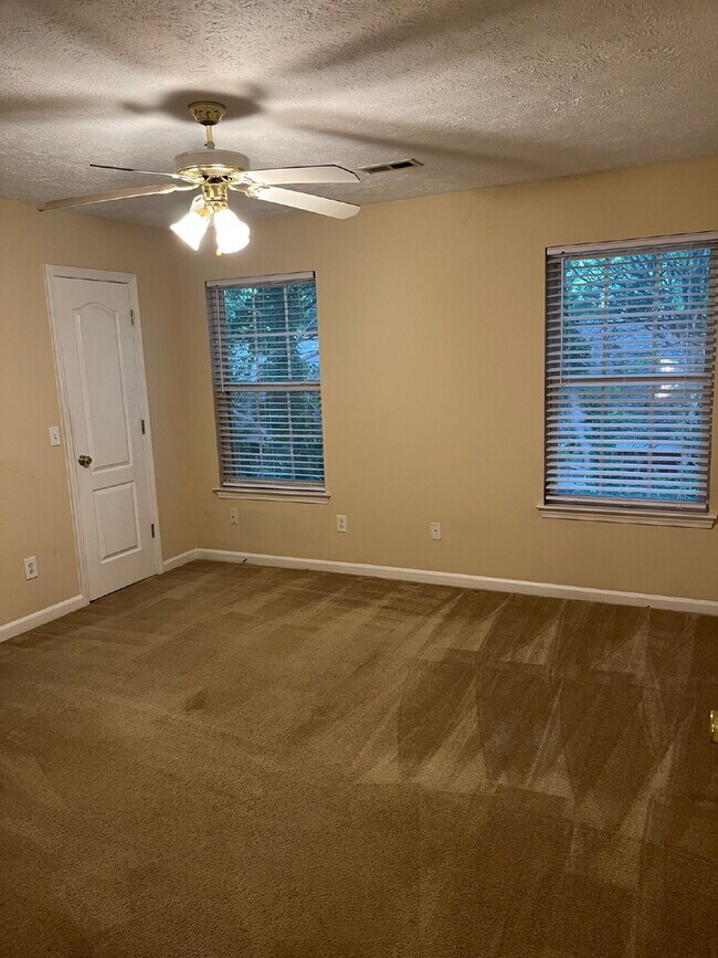 "Charming 2-Bedroom Townhouse with 2.5 Baths in Murfreesboro – Spacious 1,290 Sq Ft Living!"