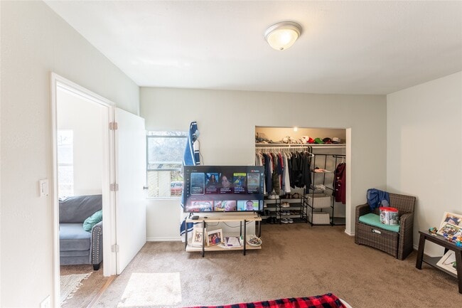 Photo - 2010 Caplin St