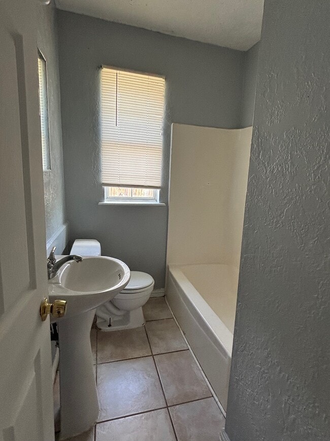 Photo - 818 N Commerce St