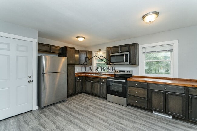 Building Photo - 2622 22nd Ave SE Rental