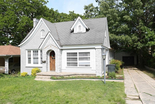Building Photo - 3430 N Cypress St Rental