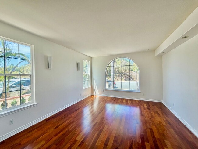 Photo - Elegant 5 Bedroom Home With Sweeping Staircase and Tons of Space!