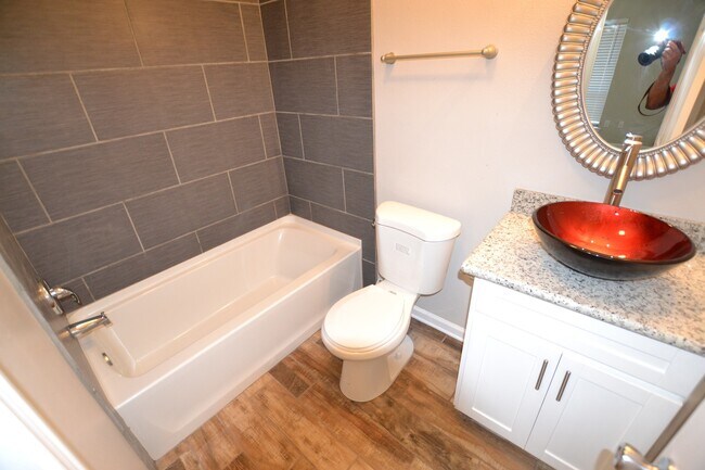 Building Photo - Newly Renovated 3 bedroom, 2 bath duplex conveniently located in Cumberland Cove