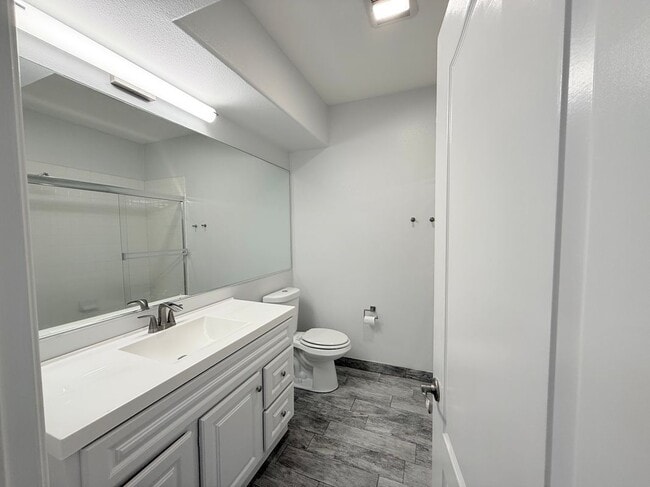 Photo - 3401 S Bentley Ave Unidad 203