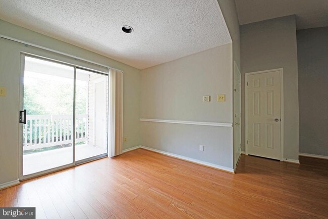 Photo - 1503 Lincoln Way Unidad 304B