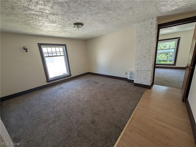 Photo - 545 W 36th St