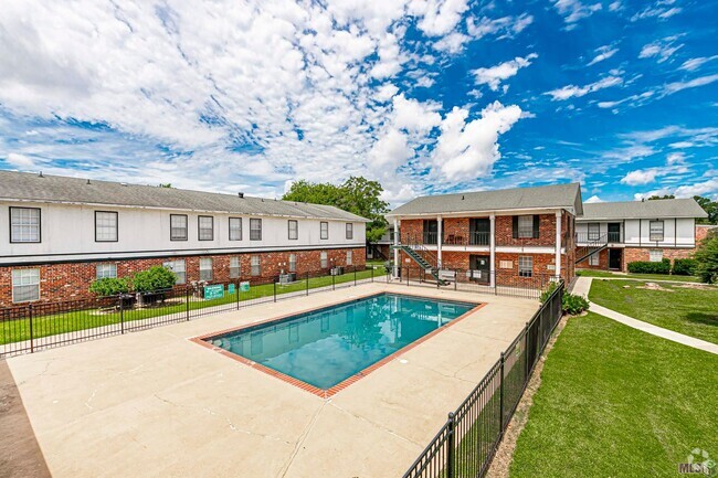 Building Photo - Centrally located freshly painted condo is... Unit 93