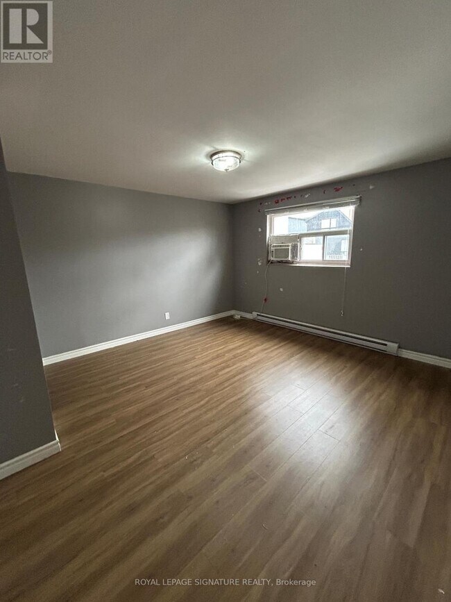 Photo - 608 Gerrard St E