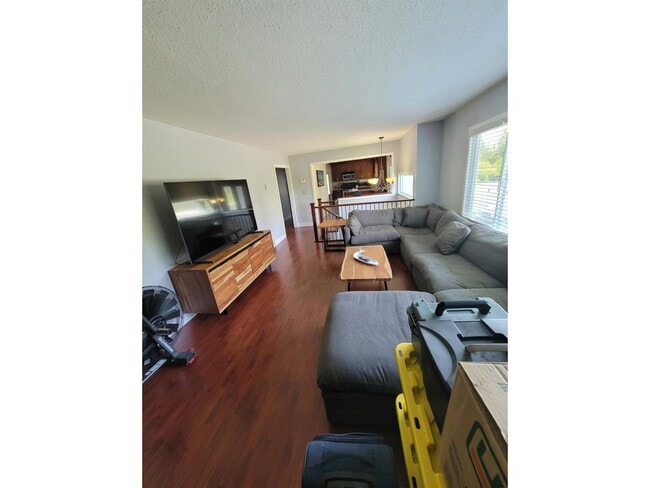 Photo - 4749-207A 207a St