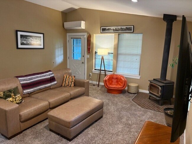 Photo - Fully Furnished Cozy 2-Bedroom Living in D... Casa