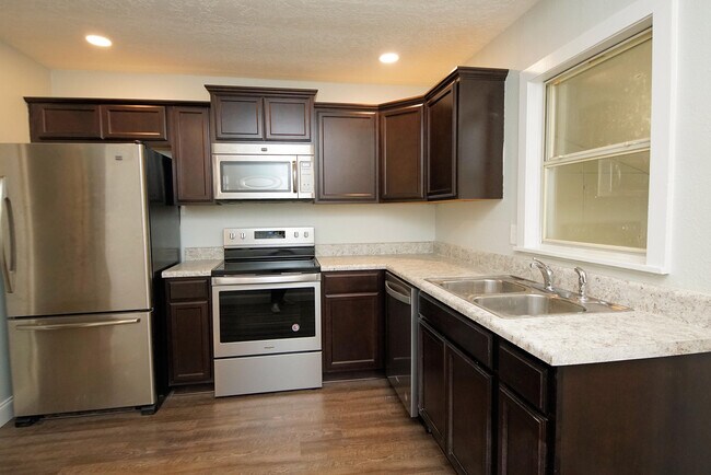 Photo - 114 Montrose Dr