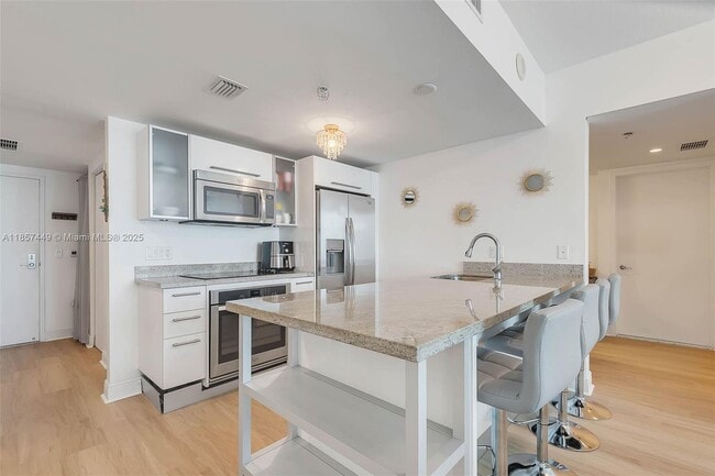 Photo - 185 SW 7th St Unidad 2204