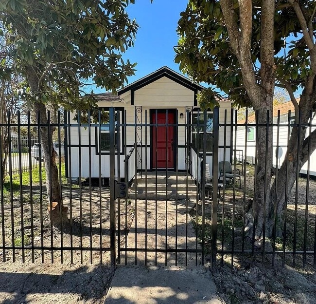 Building Photo - 3903 Broyles St Rental