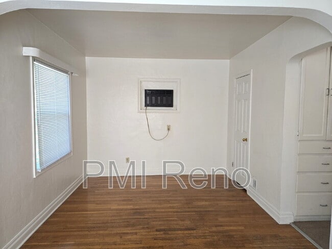 Photo - 422 St Lawrence Ave Unit B