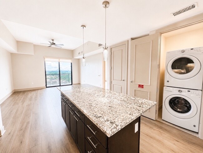 Building Photo - 9787 Katy Fwy Unit 1716