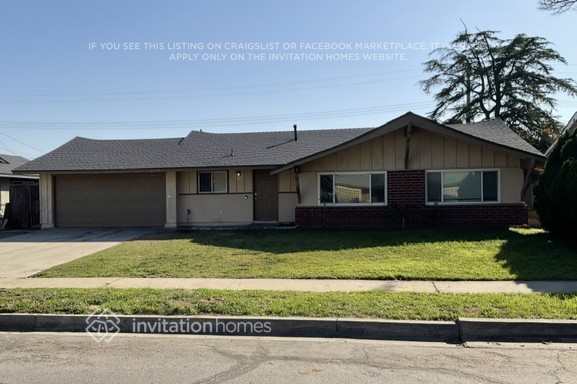 Building Photo - 2619 W Maple St