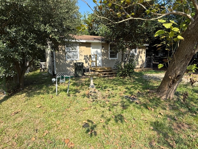 Building Photo - 4127 Darby St Rental