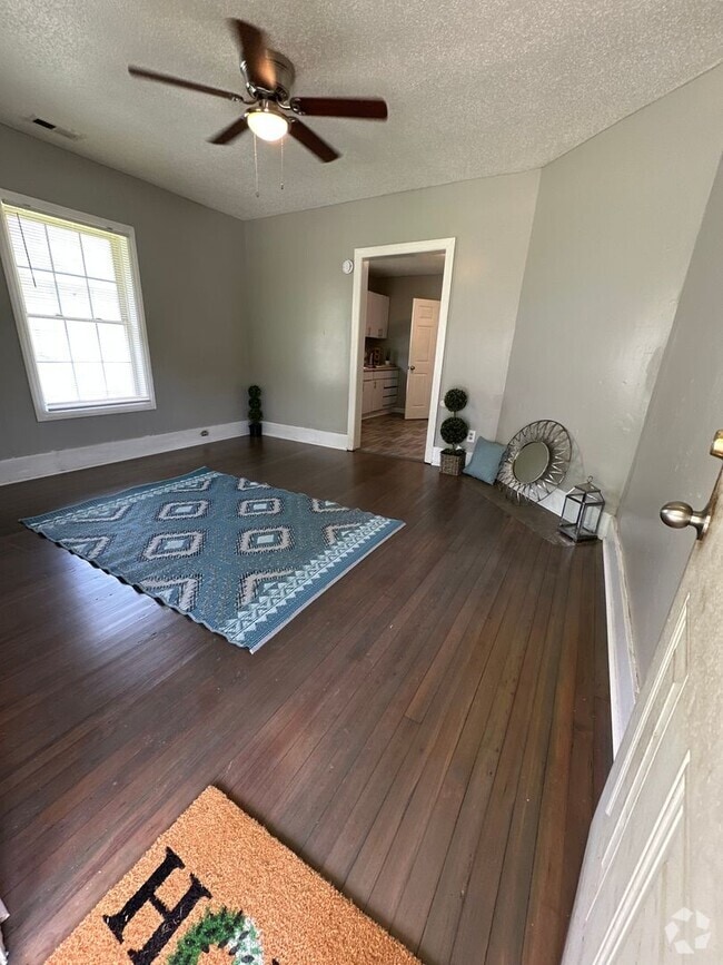 Building Photo - 3 Bed/ 1 Bath and move-in ready! www.PMCor... Rental