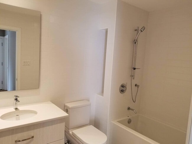 Building Photo - 3102 Boul Édouard-Montpetit Unit 3102
