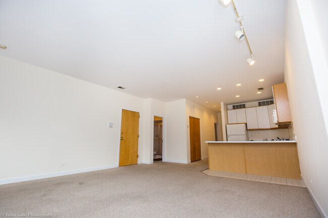 Building Photo - 2863 N Clark St Unit 2 Rental