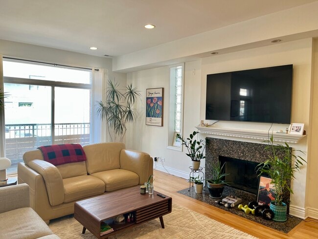 Building Photo - 817 N Bishop St Unit #2