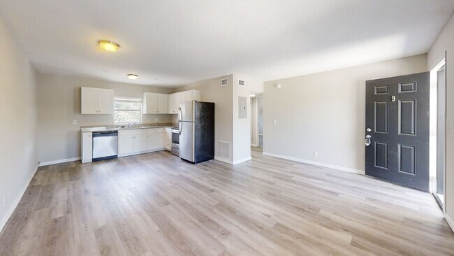 Photo - Lovely 2/1 apartment move in now- 1/2 off first month rent