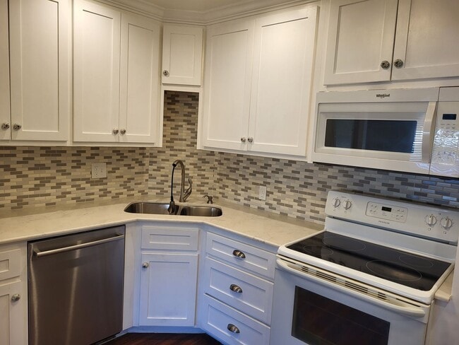 Photo - Beautiful 3 bedroom house with granite cou...